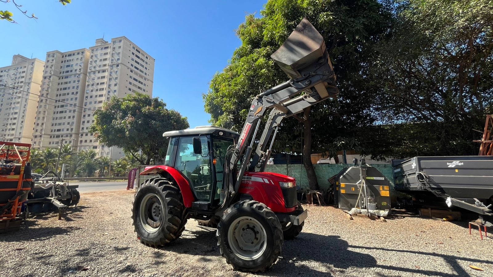 Imagem do Trator Massey Ferguson 4275 com lâmina e concha