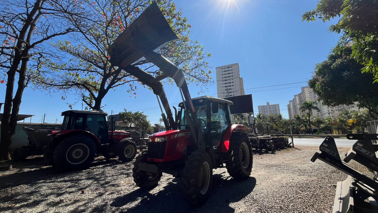 Imagem de Trator Massey Ferguson 4275 com lâmina e concha